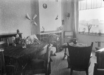834638 Interieur van de woning van de familie Strooband in de wijk Charloois te Rotterdam: woonkamer.N.B. P.D. ...